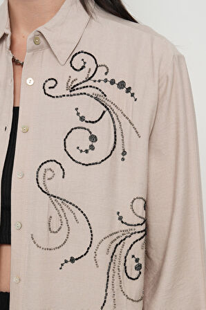 KADIN ÖNÜ BONCUK İŞLEMELİ OVERSİZE KESİM DÜZ RENK GÖMLEK