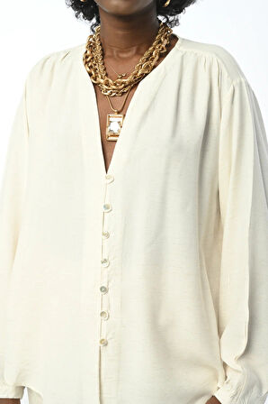 KADIN V YAKA DÜĞME DETAYLI KIRÇILLI NATUR GÖMLEK