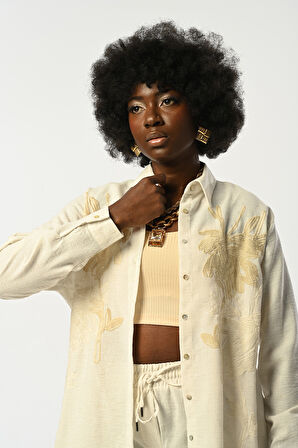 KADIN ÖNÜ NAKIŞ İŞLEMELİ NATUR RENK OVERSİZE GÖMLEK