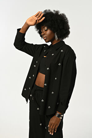 KADIN ÖNÜ TAŞ İŞLEMELİ SİYAH RENK OVERSİZE GÖMLEK