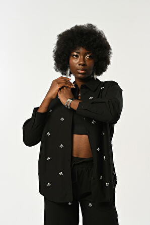 KADIN ÖNÜ TAŞ İŞLEMELİ SİYAH RENK OVERSİZE GÖMLEK