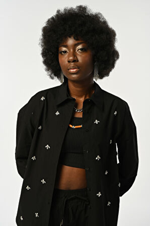 KADIN ÖNÜ TAŞ İŞLEMELİ SİYAH RENK OVERSİZE GÖMLEK