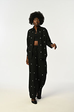 KADIN ÖNÜ TAŞ İŞLEMELİ SİYAH RENK OVERSİZE GÖMLEK