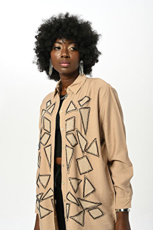 KADIN GEOMETRİK ŞEKİLLİ TAŞ İŞLEMELİ OVERSİZE GÖMLEK