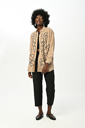 KADIN GEOMETRİK ŞEKİLLİ TAŞ İŞLEMELİ OVERSİZE GÖMLEK