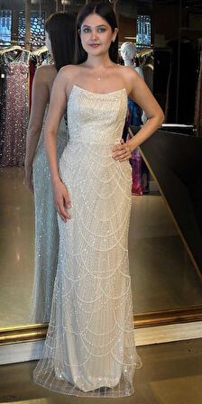 Krem Straplez Yaka Sırt Dekolteli Düz Kesim Pullu Boncuklu Uzun Abiye Elbise 7778