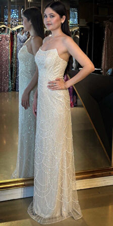 Krem Straplez Yaka Sırt Dekolteli Düz Kesim Pullu Boncuklu Uzun Abiye Elbise 7778