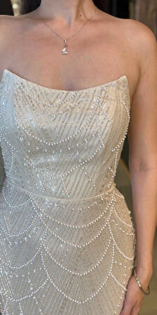 Krem Straplez Yaka Sırt Dekolteli Düz Kesim Pullu Boncuklu Uzun Abiye Elbise 7778