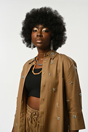 KADIN ÖNÜ TAŞ İŞLEMELİ TRUVAKAR KOLLU TOPRAK RENK GÖMLEK