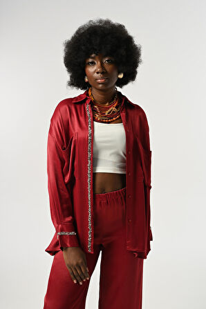 KADIN ÖNÜ VE KOLLARI TAŞ-PUL İŞLEMELİ DÜZ RENK GÖMLEK