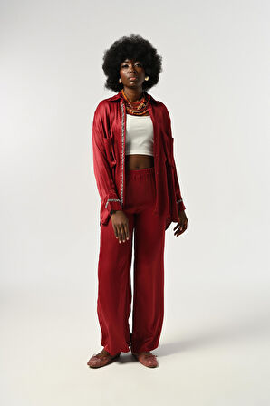 KADIN ÖNÜ VE KOLLARI TAŞ-PUL İŞLEMELİ DÜZ RENK GÖMLEK