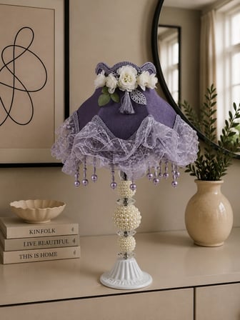 Gri Kadife Kaplı Çiçek Süsleme Başlık Beyaz İnci Ayaklı Klasik Model Abajur 50x25cm
