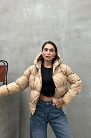 Bej Fermuarlı Kapüşonlu Kısa Şişme Mont
