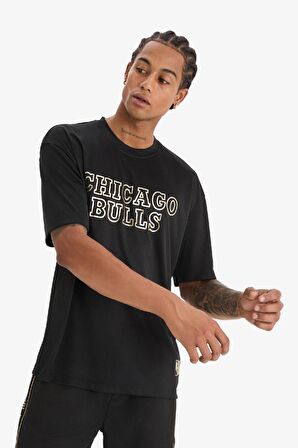 DeFactoFit NBA Chicago Bulls Oversize Geniş Kalıp Bisiklet Yaka Sırt Baskılı Kısa Kollu Tişört E0361AX25SPBK81