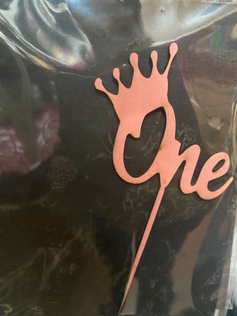 Premium Sunum Kız Gün ONE TAÇLI PEMBE AHŞAP PASTA ÜZERİ SÜS