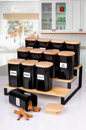 12'Li Standlı Doğal Ahşap Vakumlu Kapaklı Siyah Model Akrilik Baharatlık 300ML Etiketli