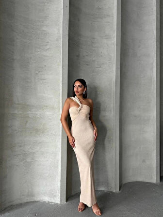 Tek omuz pliseli elbise