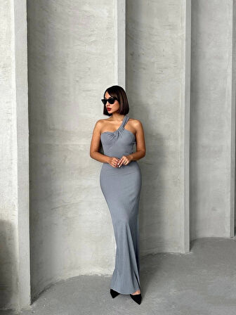 Tek omuz pliseli elbise