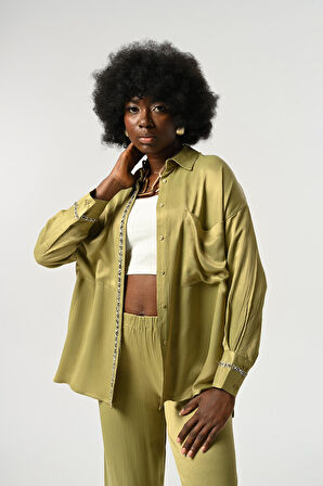 KADIN ÖNÜ VE KOLLARI TAŞ-PUL İŞLEMELİ DÜZ RENK GÖMLEK