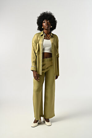 KADIN ÖNÜ VE KOLLARI TAŞ-PUL İŞLEMELİ DÜZ RENK GÖMLEK