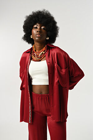 KADIN ÖNÜ VE KOLLARI TAŞ-PUL İŞLEMELİ DÜZ RENK GÖMLEK