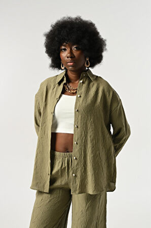 KADIN DÜĞME DETAYLI KIRIŞIK KUMAŞ DÜZ RENK GÖMLEK