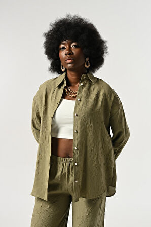 KADIN DÜĞME DETAYLI KIRIŞIK KUMAŞ DÜZ RENK GÖMLEK