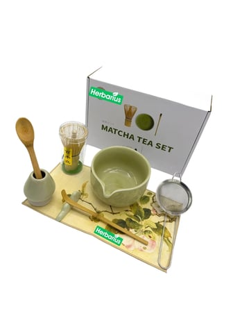 Herbarius 8 Parça Çiçek Desenli Balık Sırtı Kabartmalı Açık Adaçayı Yeşili Renk Matcha Çayı Hazırlama Seti - Geleneksel Japon Matcha Seti