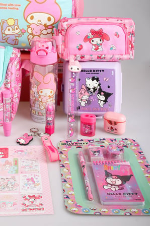 DEKOMUS İLE YENİ SEZON LİSANSLI MY MELODY&BEST FRIENDS "MELOPINK KOLEKSİYONU" FULL KIRTASİYE SETİ OKUL,KALEM VE TERMOSLU BESLENME ÇANTASI İLE 500 ML MATARA,BESLENME KUTUSU "DEKOMUS CEP DEFTERİ HEDİYELİ" 
