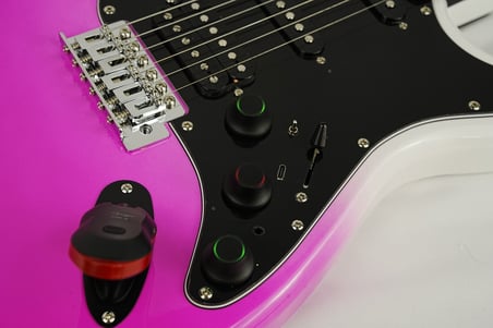 SMIGER L-G2 i6 WKP STRAT TİPİ DAHİLİ EFEKTLİ ELEKTRO GİTAR WHITE PURPLE