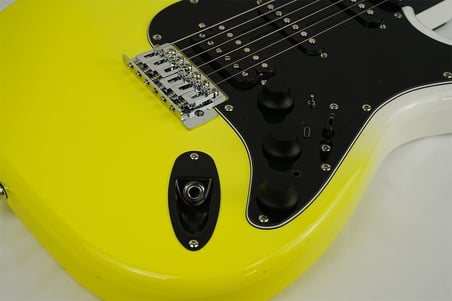 SMIGER L-G2 i6 WKY STRAT TİPİ DAHİLİ EFEKTLİ ELEKTRO GİTAR WHITE YELLOW