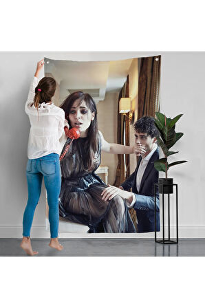 Telefon İle Konuşurken Sevgilisinin Ağzını Kapayan Kadın Duvar Örtüsü-7934