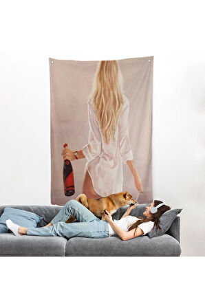 Şarap ve Kadeh le Yürüyen Sarı Saçlı Kadın Duvar Örtüsü-7946