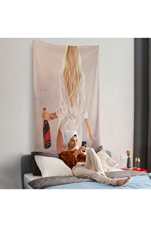 Şarap ve Kadeh le Yürüyen Sarı Saçlı Kadın Duvar Örtüsü-7946