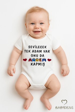 Sevilecek Tek Adam Var Onu da Annem Kapmış Yazılı Çıtçıtlı Bebek Body %100 Pamuk Kısa Kollu Zıbın