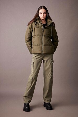 DeFacto Su İtici Şişme Mont Oversize Geniş Kalıp Kapüşonlu Isı Yalıtımlı Rüzgar Geçirmez Puffer A0757AX23WNKH297