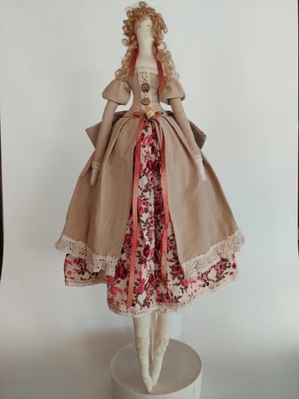 Matilda Model Bebek El Yapımı Doğal Kumaş Çiçekli 55 cm Dekoratif Bebek