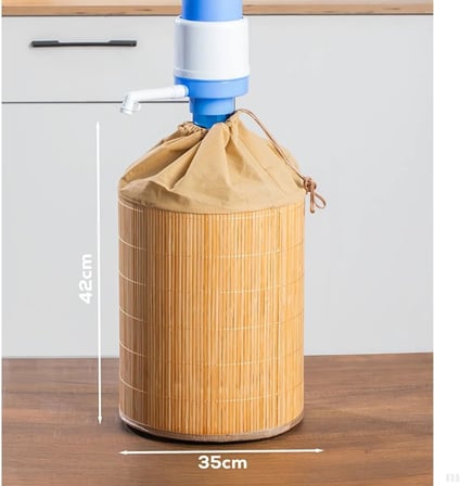 Bambu Su Sebili Damacana Kılıfı – Dekoratif, Toz ve Güneş Koruyucu, Doğal Bambu Kaplama, Kumaş Büzgülü Üst Kapak, 19 L Damacana Uyumlu