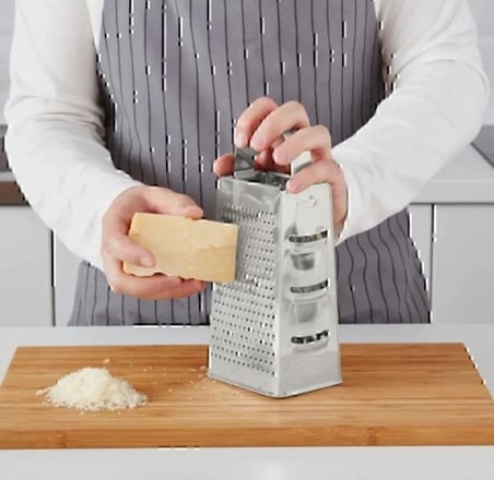 Metal Rende, Paslanmaz Çelik, Çok Amaçlı ve Dayanıklı Tasarım, Sebze, Peynir ve Meyve Rendesi, Ergonomik Saplı, Kolay Temizlenebilir, Mutfak için Pratik ve Şık