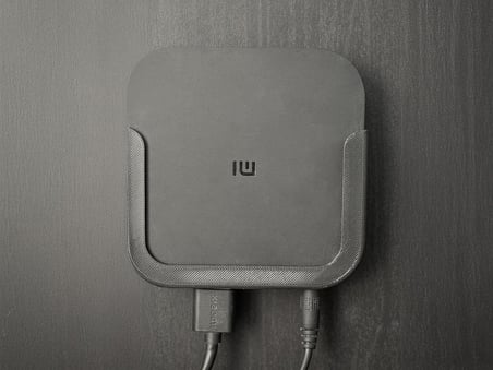 Xiaomi Mi TV Box S ile Uyumlu Duvar Montaj Aparatı – Dayanıklı Plastik Tutucu