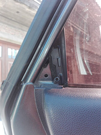 Ford Fiesta Titanyum Arka Kapı Üçgeni