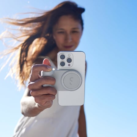 SnapGrip Pro - Kablosuz Deklanşör Düğmesi ile Mobil Pil Tutacağı - Manyetik Montaj Herhangi Bir Telefona Takılır - Qi 2 Kablosuz Şarjlı Dahili Powerbank - Masaüstü Yuvası (Taş)