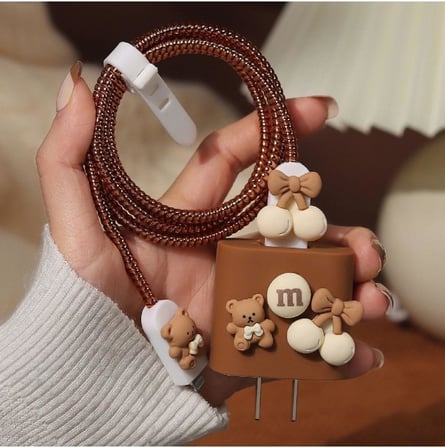 iPhone 18W/20W ile Uyumlu Ayıcık Şarj Kılıfı, Şarj Kablosu Örme Aparatı, Toparlayıcı ve Kablo Koruyucu Set – Kahverengi