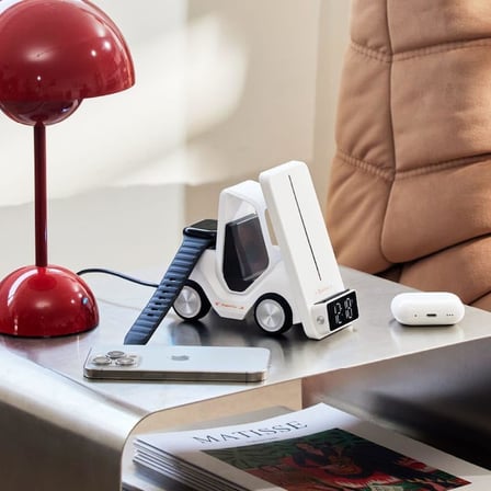 T20 15W 5'i 1 Arada Magsafe Kablosuz Şarj İstasyonu, Dijital Saatli Forklift Tasarım, iPhone 16/15/14/13/12, Apple Watch, AirPods Uyumlu Masaüstü Hızlı Şarj Standı, Beyaz