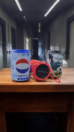 GÜNEŞ ENERJİSİ İLE DE DOLABİLEN RADYOLU FLASH BELLEK VE HAFIZA KART DESTEKLİ SÜPER GÜÇLÜ EL FENERLİ BLUETOOTH SPEAKER ŞARJ EDİLEBİLİR HOPARLÖR BASS SES ÇOK İYİ (KIRMIZI)