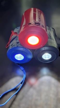 GÜNEŞ ENERJİSİ İLE DE DOLABİLEN RADYOLU FLASH BELLEK VE HAFIZA KART DESTEKLİ SÜPER GÜÇLÜ EL FENERLİ BLUETOOTH SPEAKER ŞARJ EDİLEBİLİR HOPARLÖR BASS SES ÇOK İYİ (KIRMIZI)