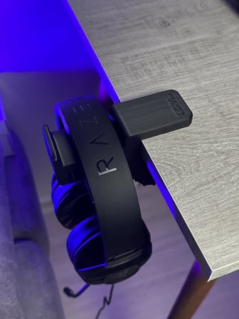 Premium Siyah Masa Kenarı Kulaklık Standı – Shadow Edition | Kaydırmaz Keçeli, Ergonomik ve Güçlendirilmiş