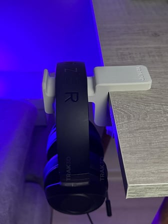 Premium Beyaz Masa Kenarı Kulaklık Standı – Polardock Edition | Kaydırmaz Keçeli, Ergonomik ve Güçlendirilmiş