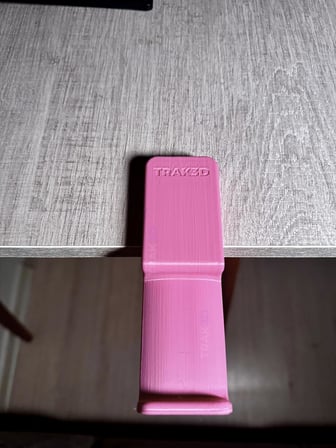 Premium Pembe Asılabilir Kulaklık Standı – Sağlam V5 Modeli, Kaydırmaz Keçeli, Ergonomik Stand, Sakura Edition (Montaj Videosunu İzlemeden Kullanmayın - Ürünü Kolay Kırılmaz Karalama Yapmayın)