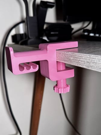 Premium Pembe Asılabilir Kulaklık Standı – Sağlam V5 Modeli, Kaydırmaz Keçeli, Ergonomik Stand, Sakura Edition (Montaj Videosunu İzlemeden Kullanmayın - Ürünü Kolay Kırılmaz Karalama Yapmayın)